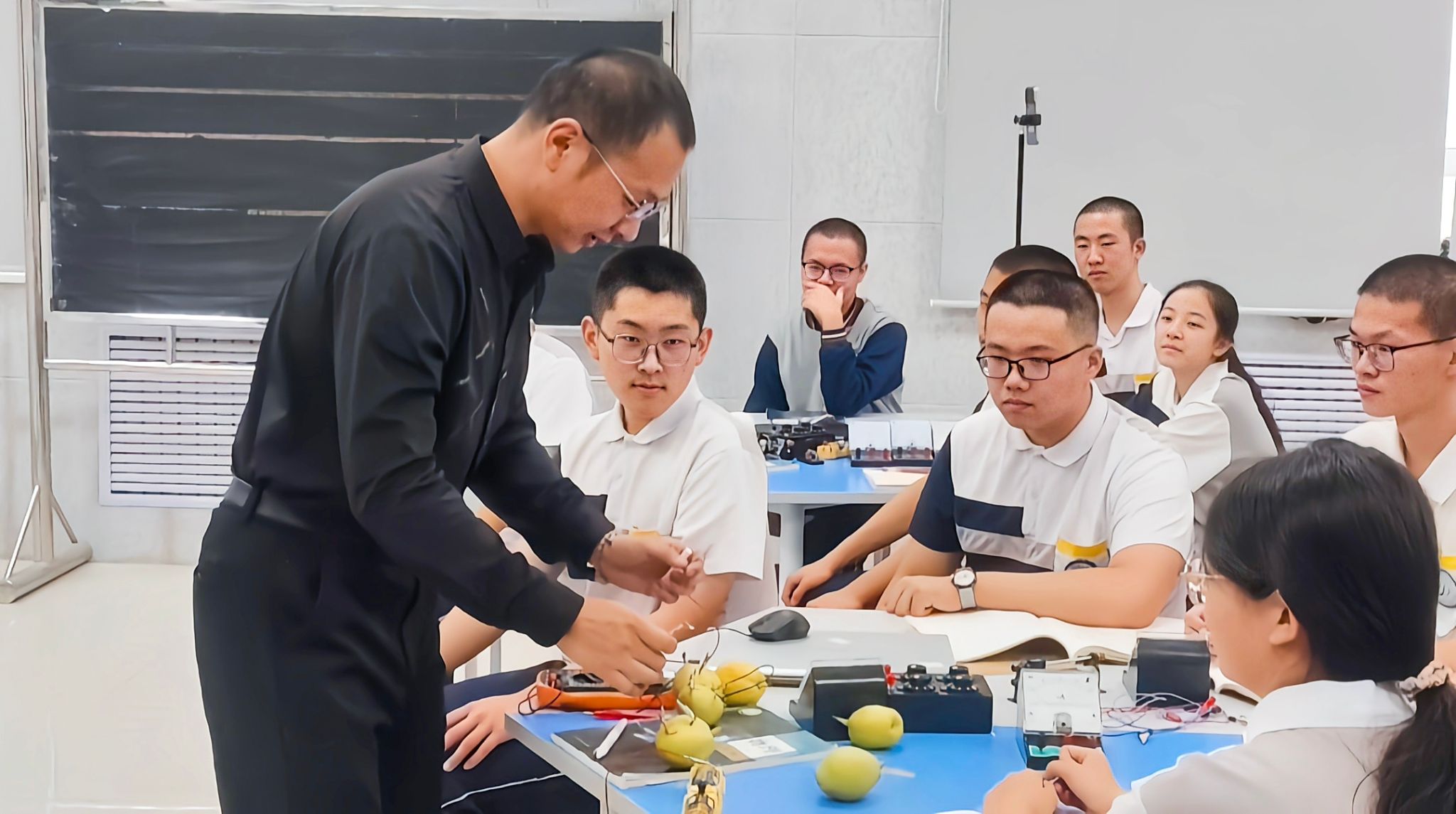 “西部红烛”耀天山